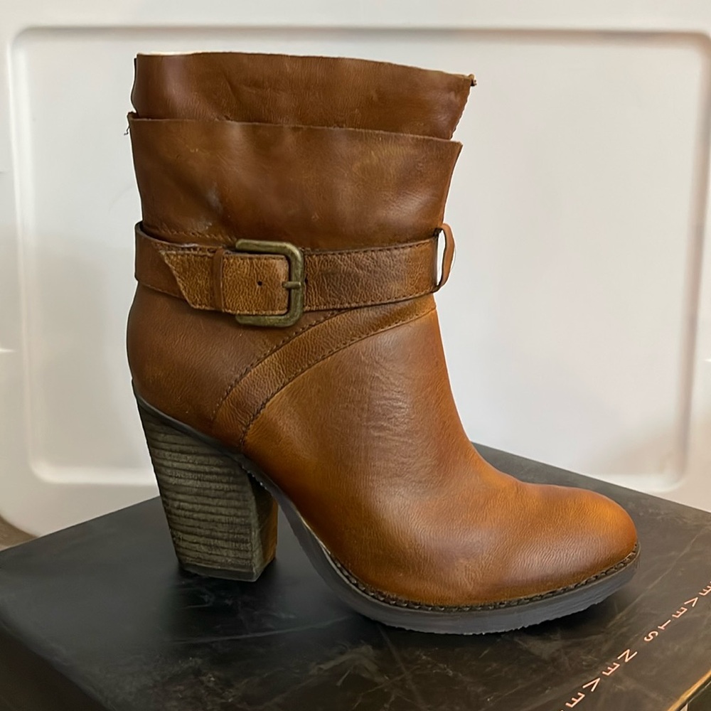 NEW! Steve Madden leather pull on heeled boots. Size 8